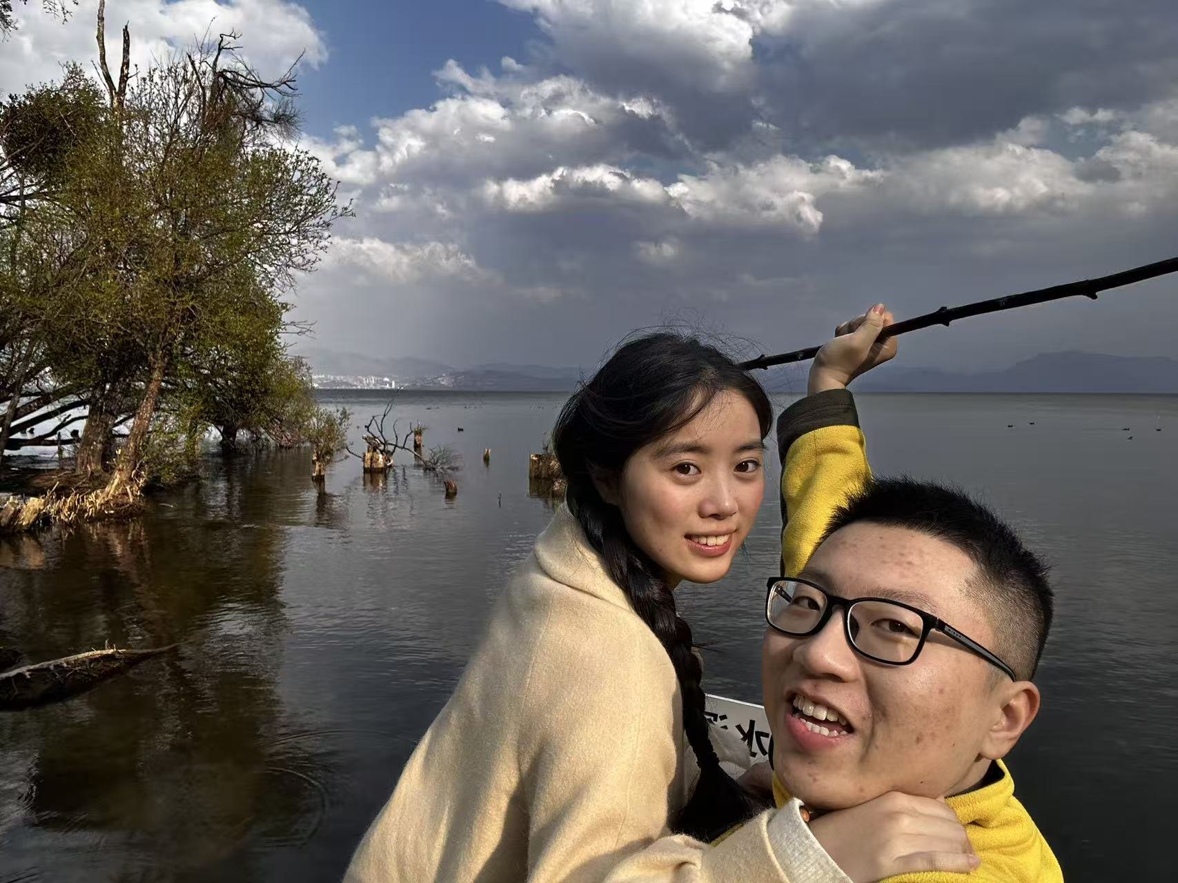 张桐宇和许琬苓在大理湖边自拍