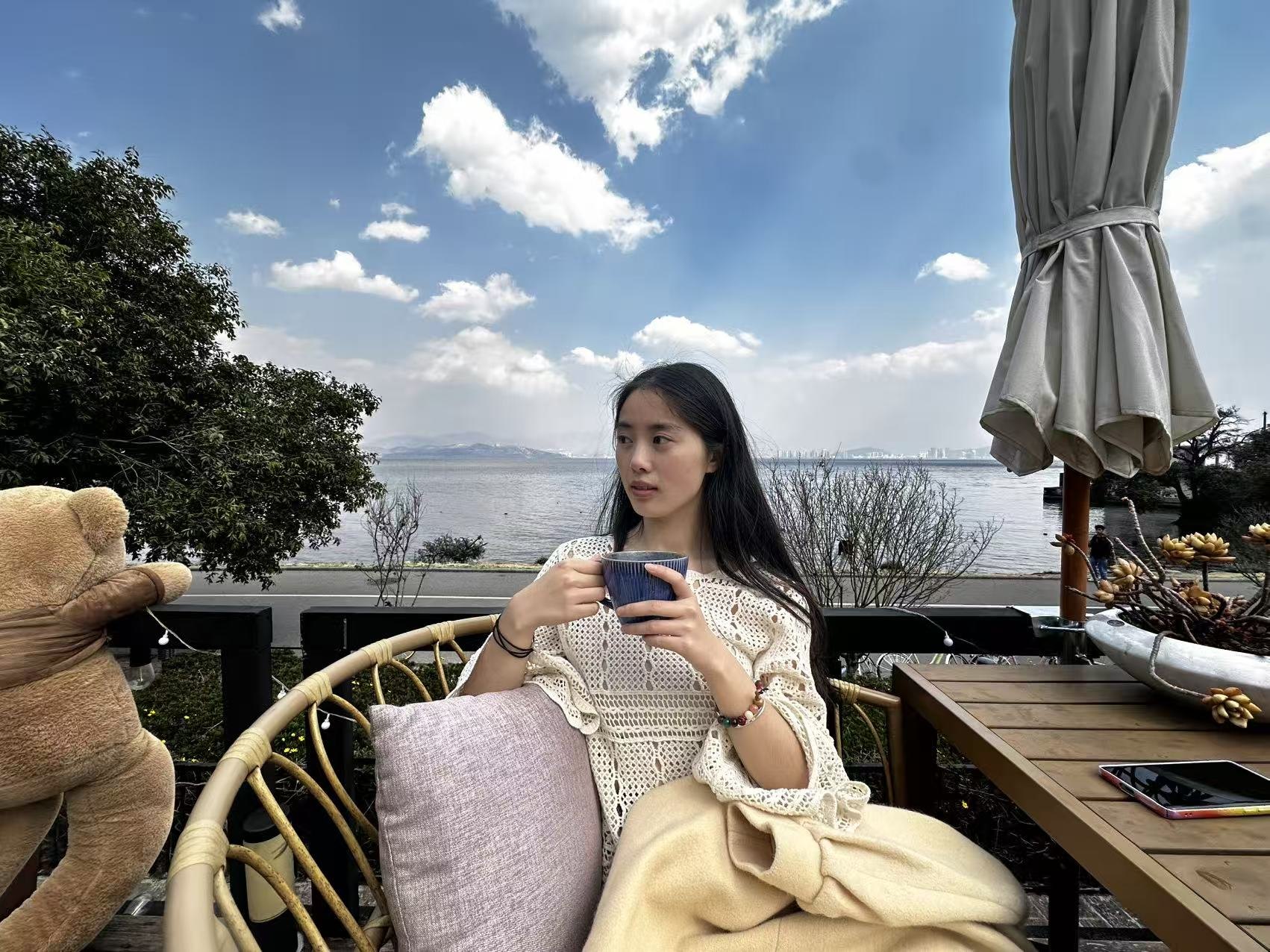 许琬苓坐在大理湖边喝茶