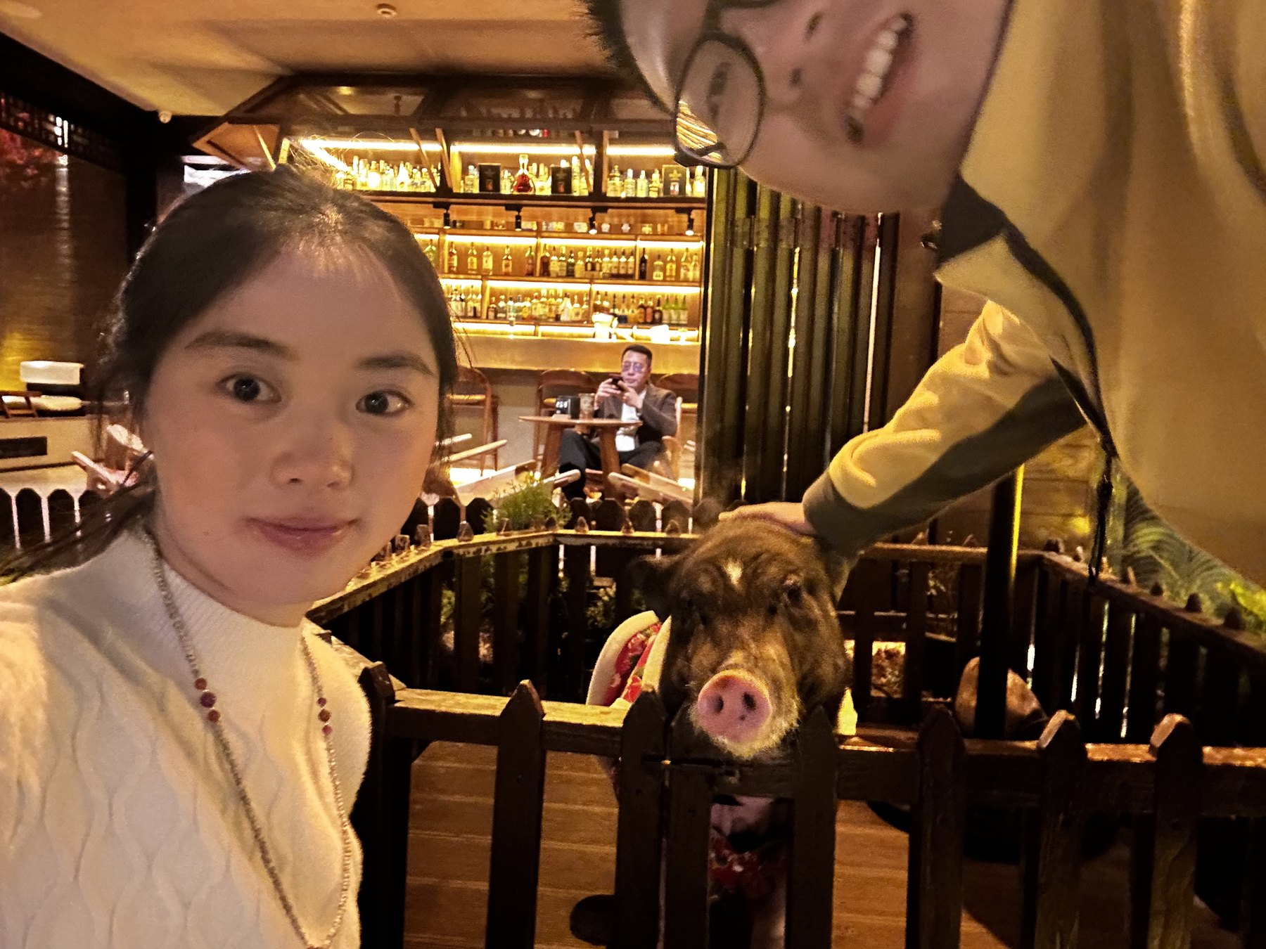 张桐宇和许琬苓在丽江酒吧旁自拍