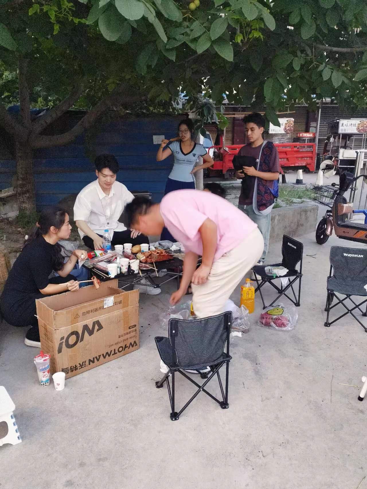 录制相关朋友们聚在一起吃烧烤