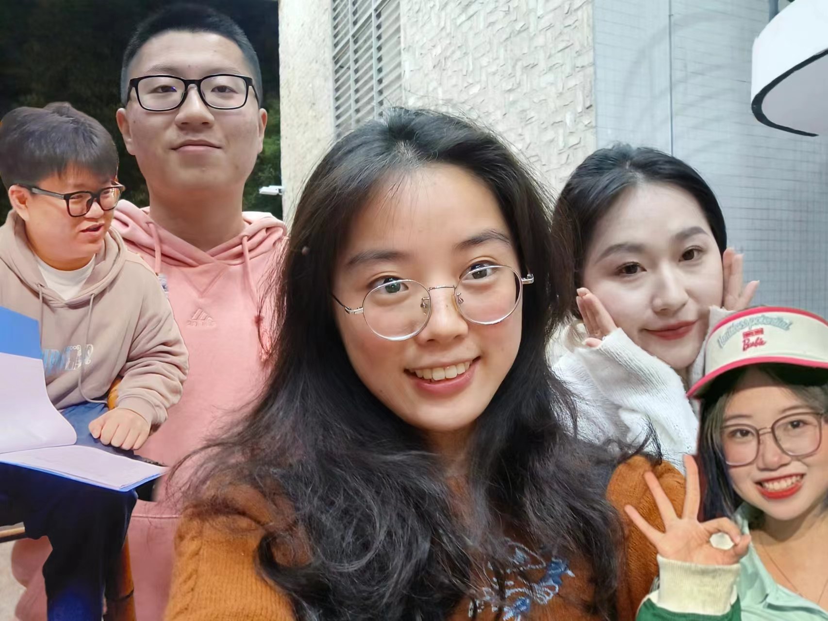 张桐宇和许琬苓与朋友们的自拍合照