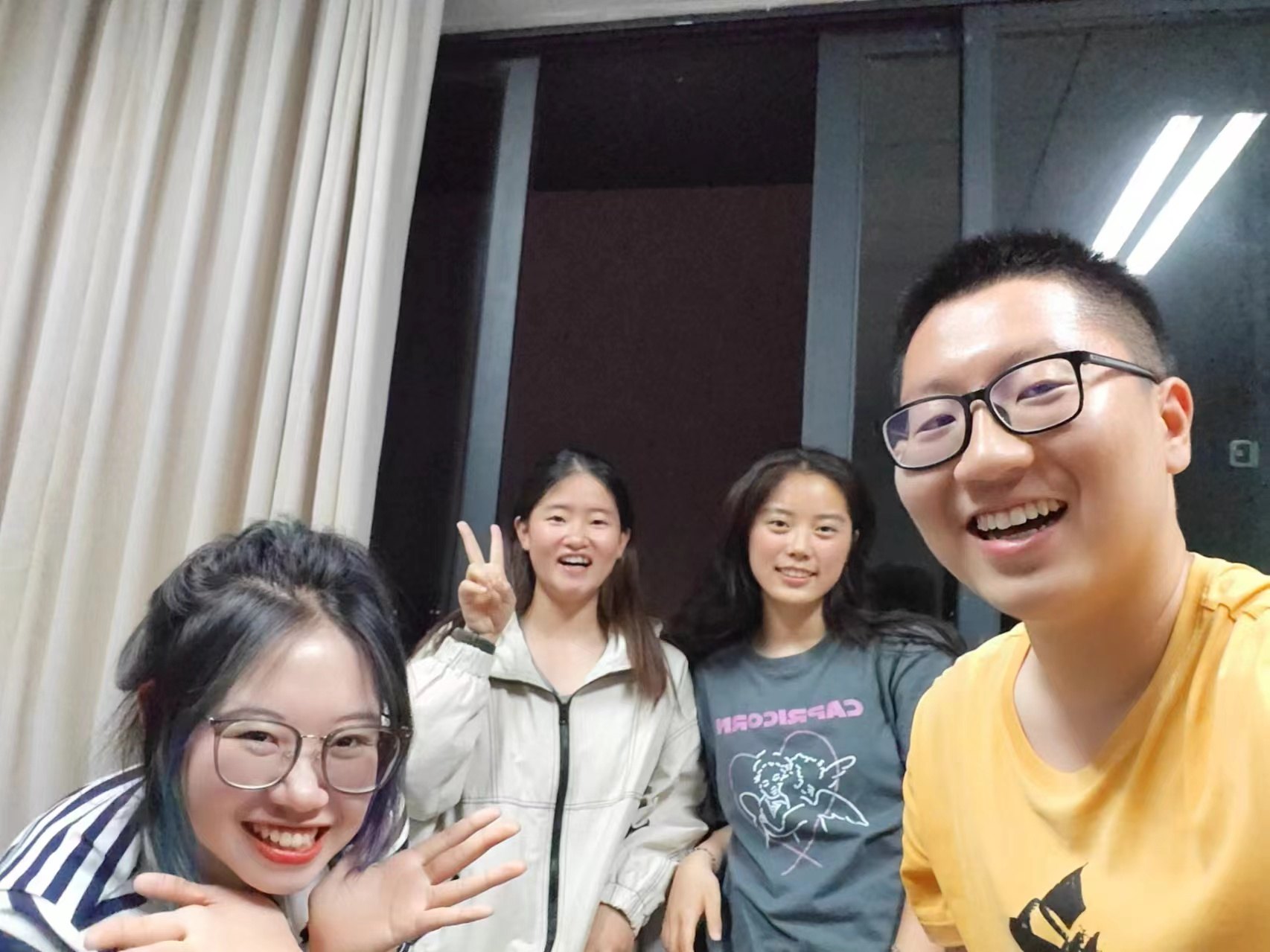 张桐宇和许琬苓与朋友们录制后的合照