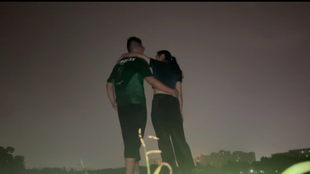 张桐宇和许琬苓第一次约会后的夜色背影