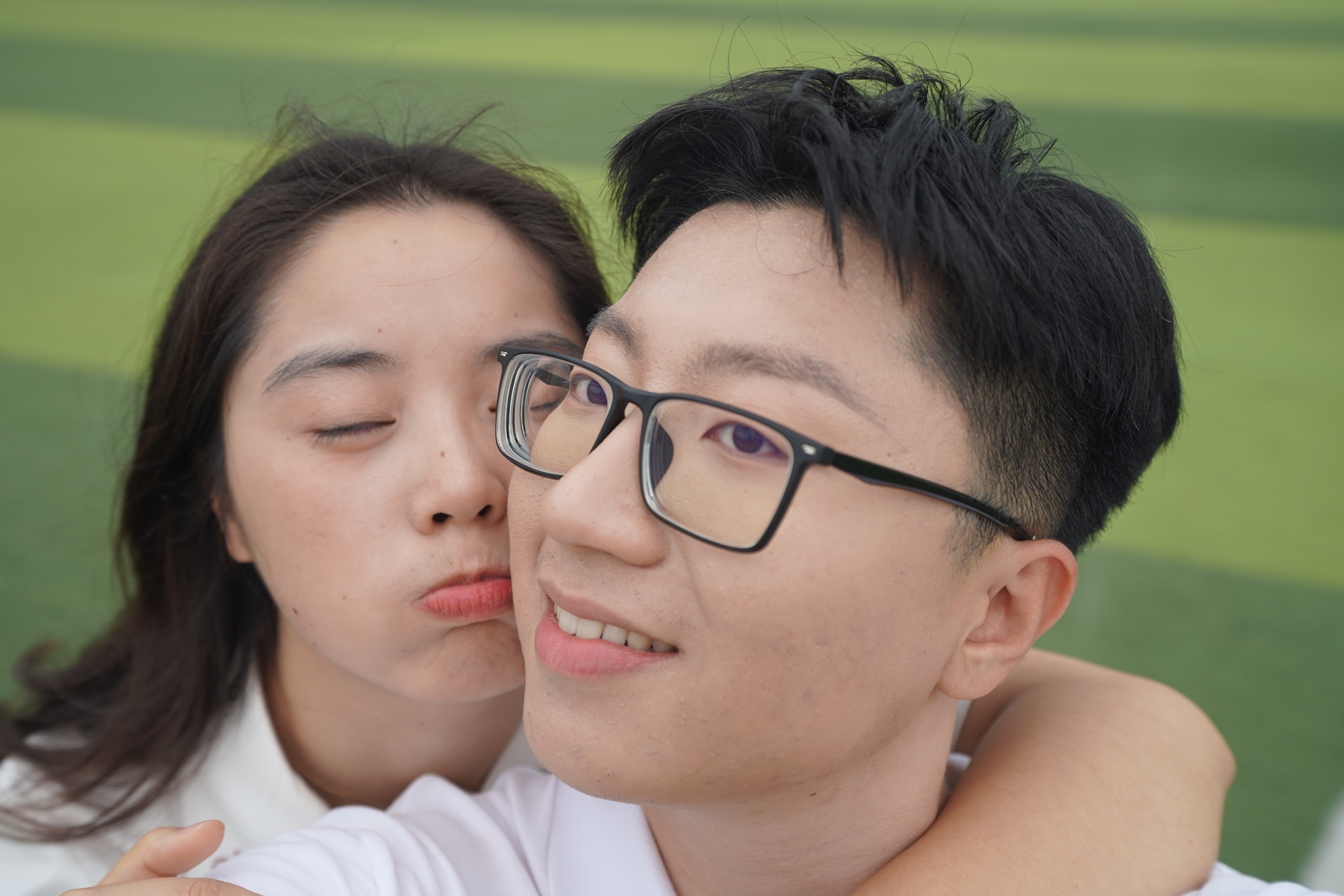 毕业季里许琬苓从身后抱着张桐宇
