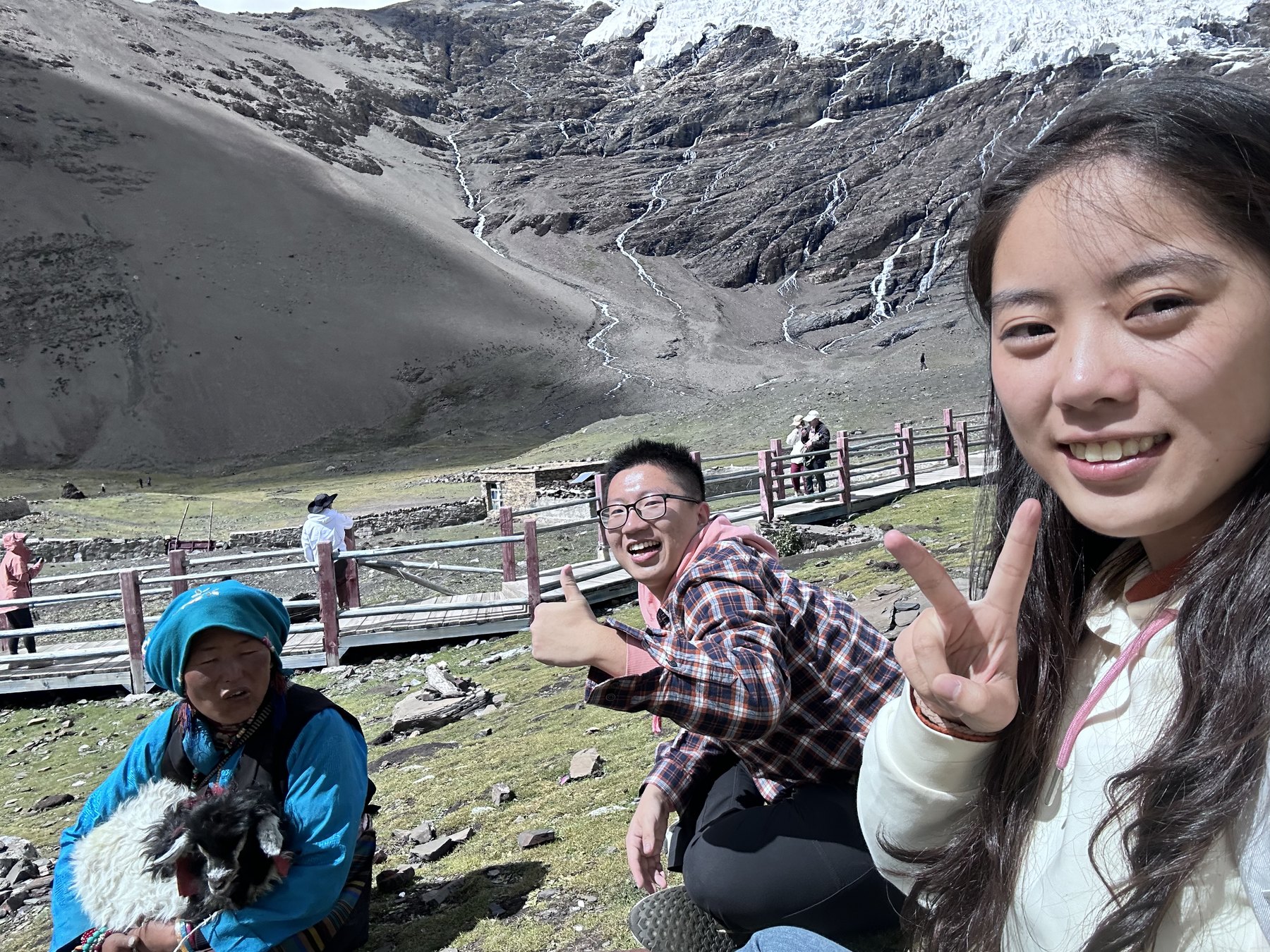 张桐宇和许琬苓在西藏雪山下自拍