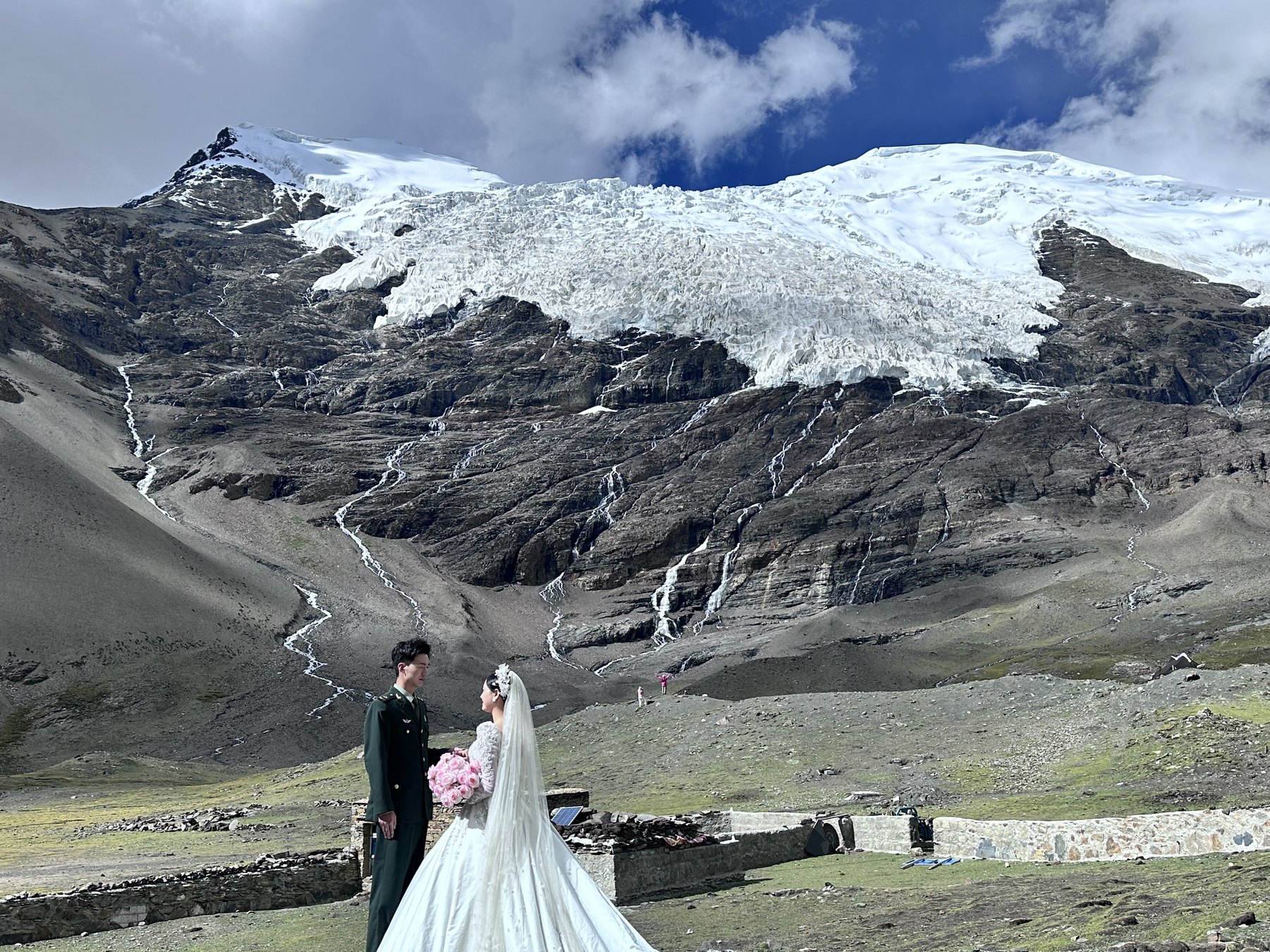 西藏雪山下的婚纱照场景
