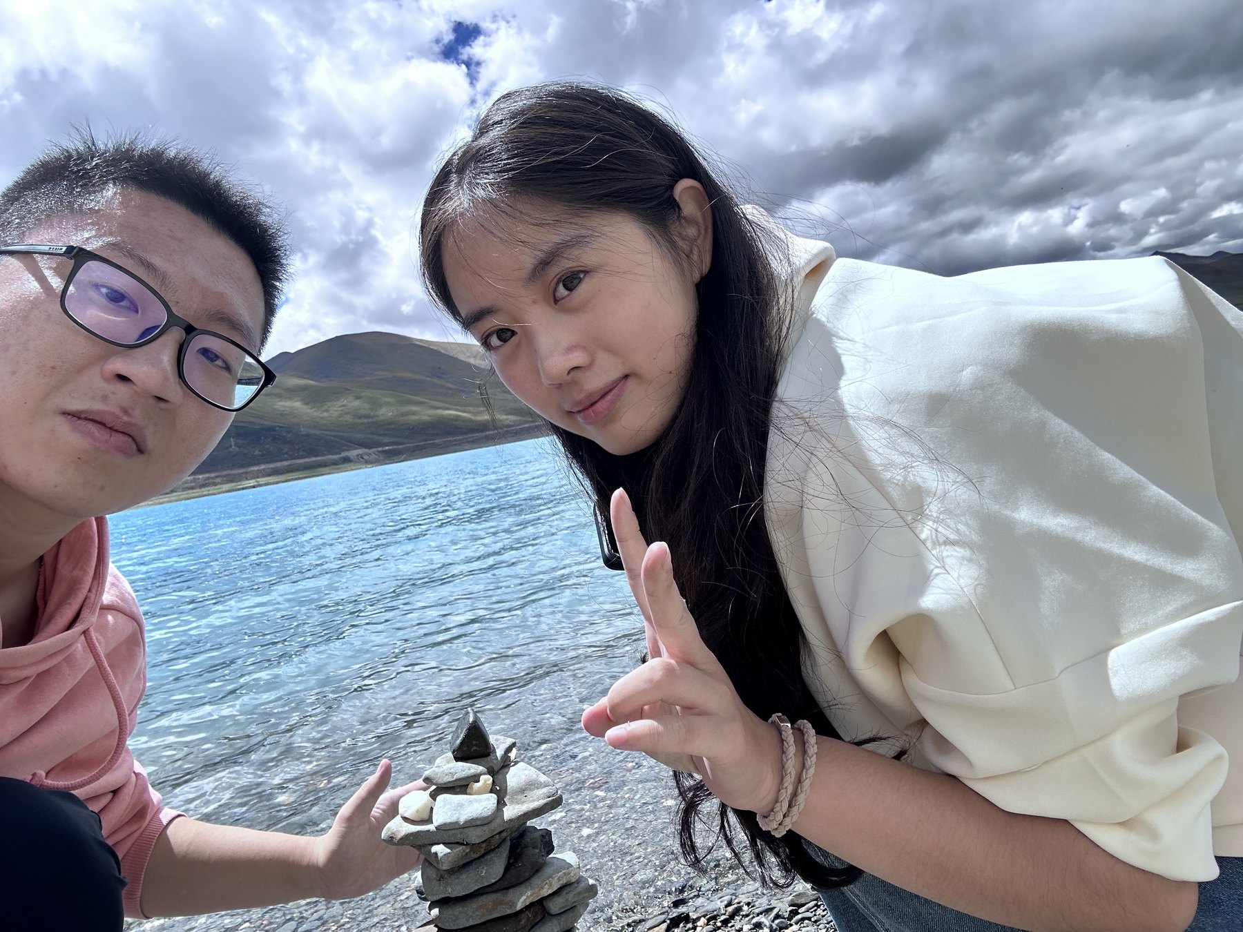 张桐宇和许琬苓在西藏湖边合照