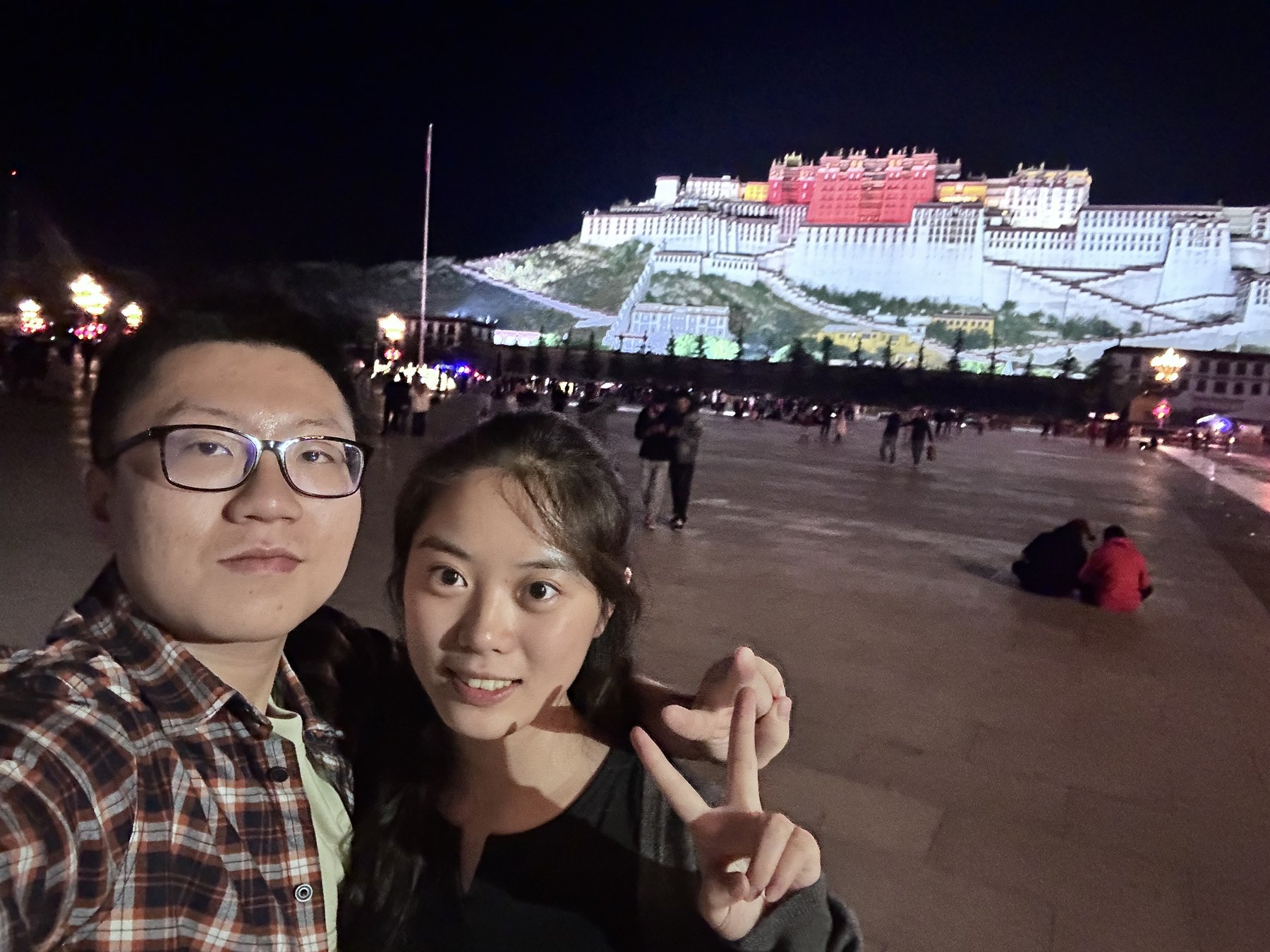 2024 年中秋夜，张桐宇和许琬苓在布达拉宫前合照