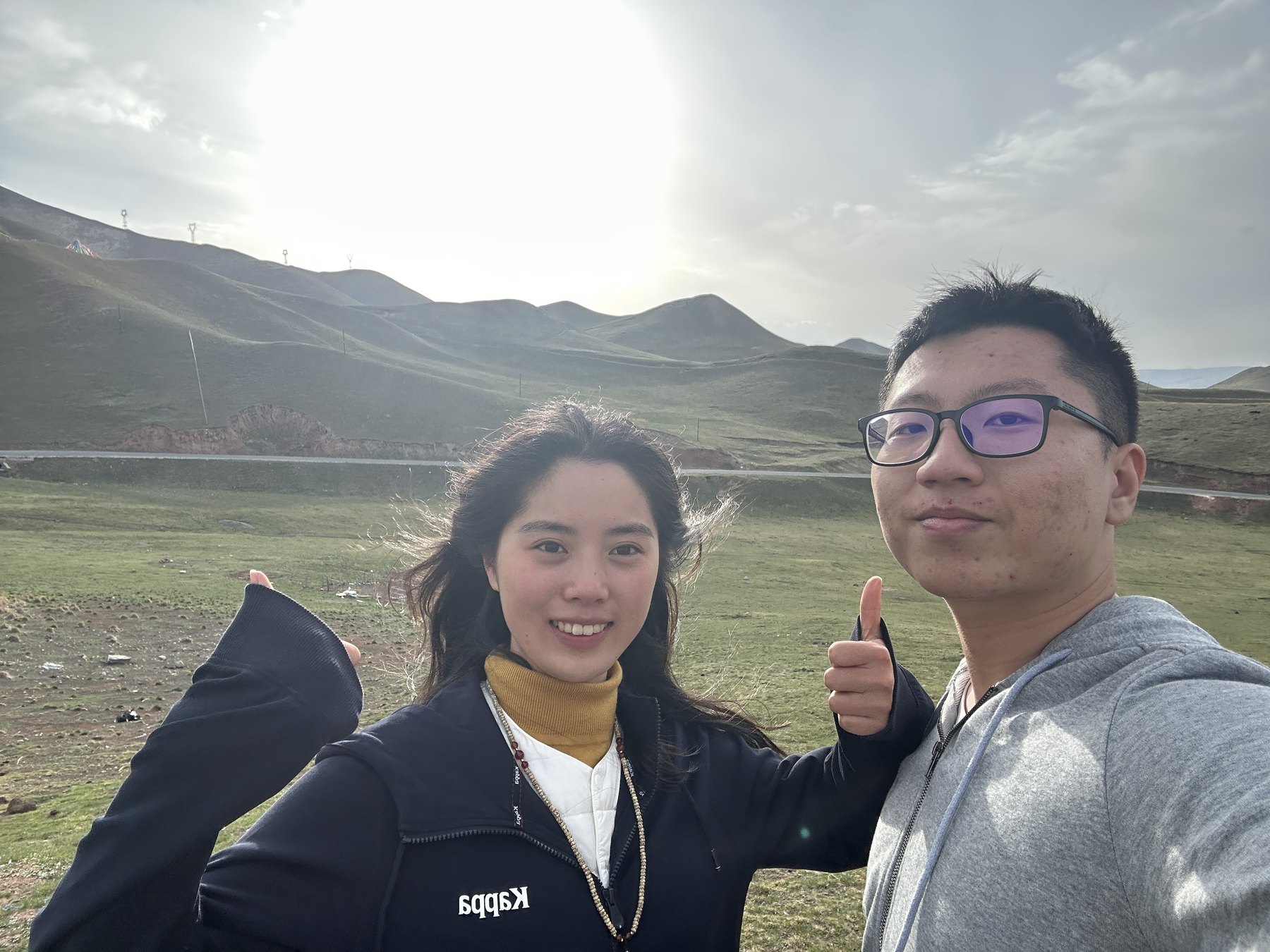 张桐宇和许琬苓在草坡和山风里自拍