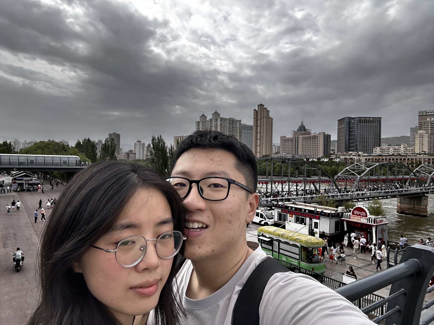张桐宇和许琬苓在兰州黄河边自拍