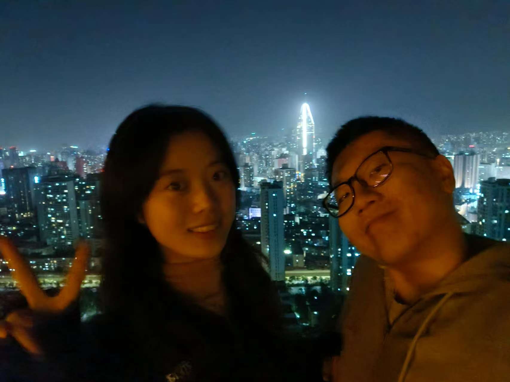 张桐宇和许琬苓在兰州山上夜景前合照