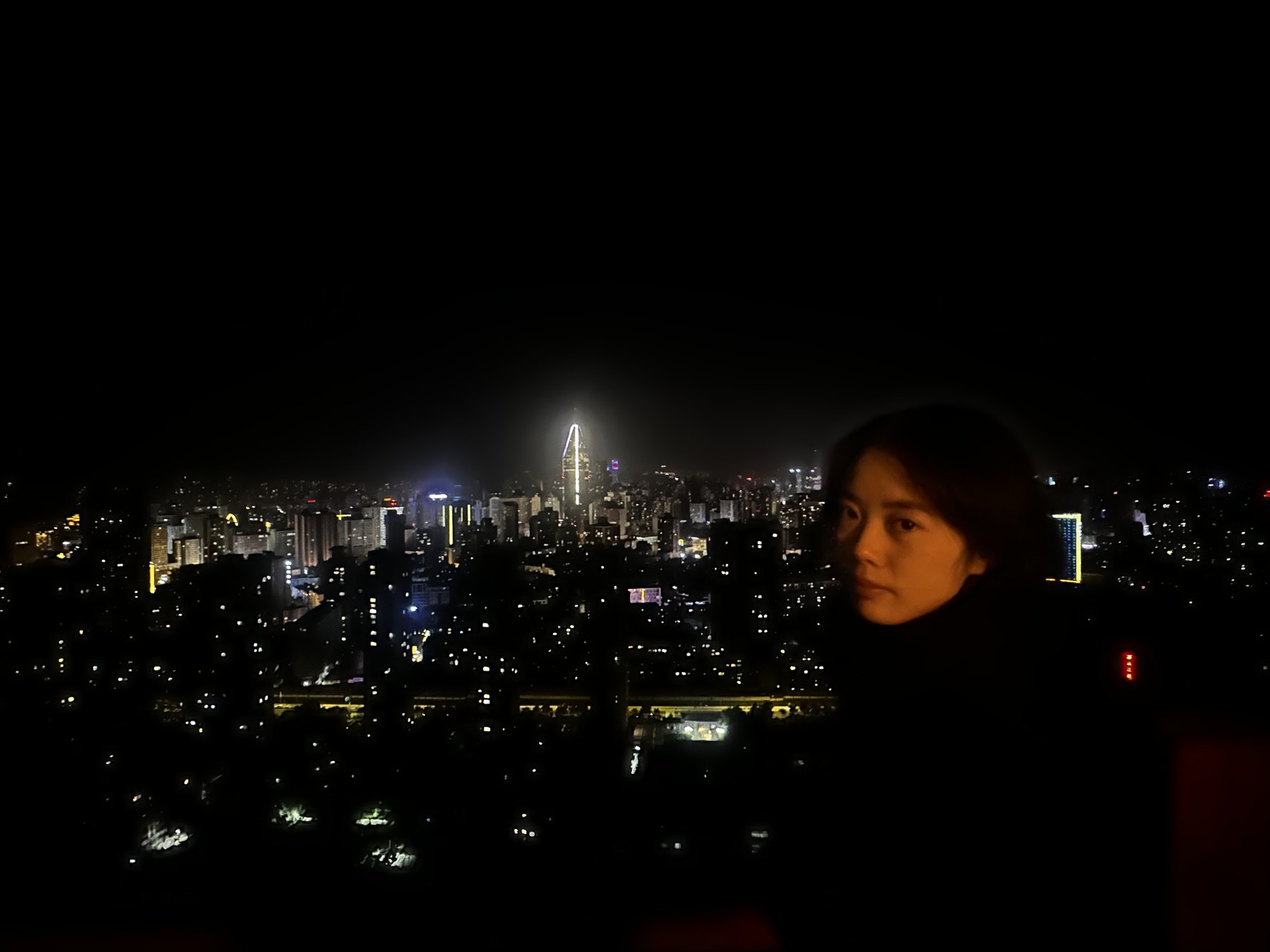 许琬苓站在兰州夜景前