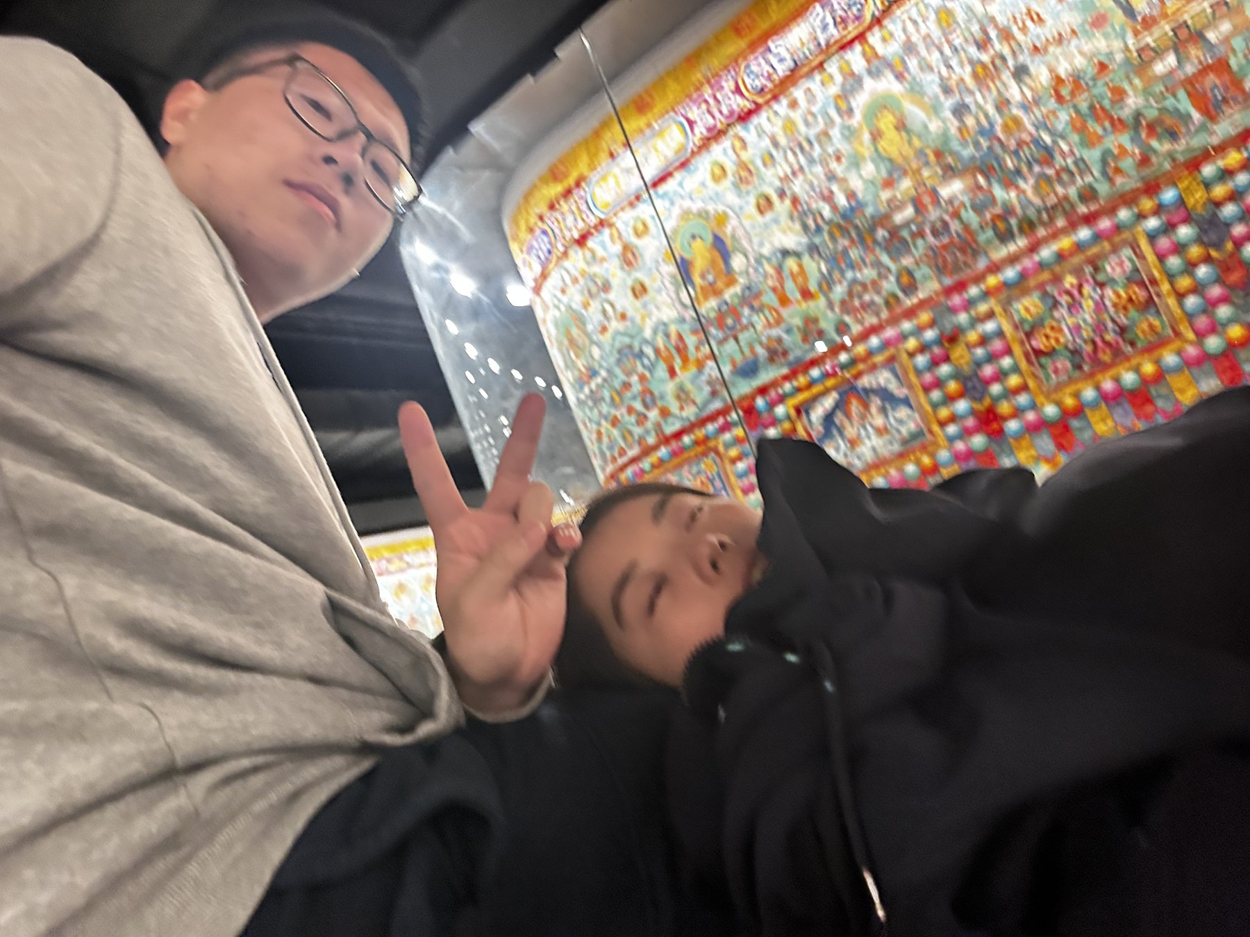 张桐宇和许琬苓在博物馆里，许琬苓靠着睡着