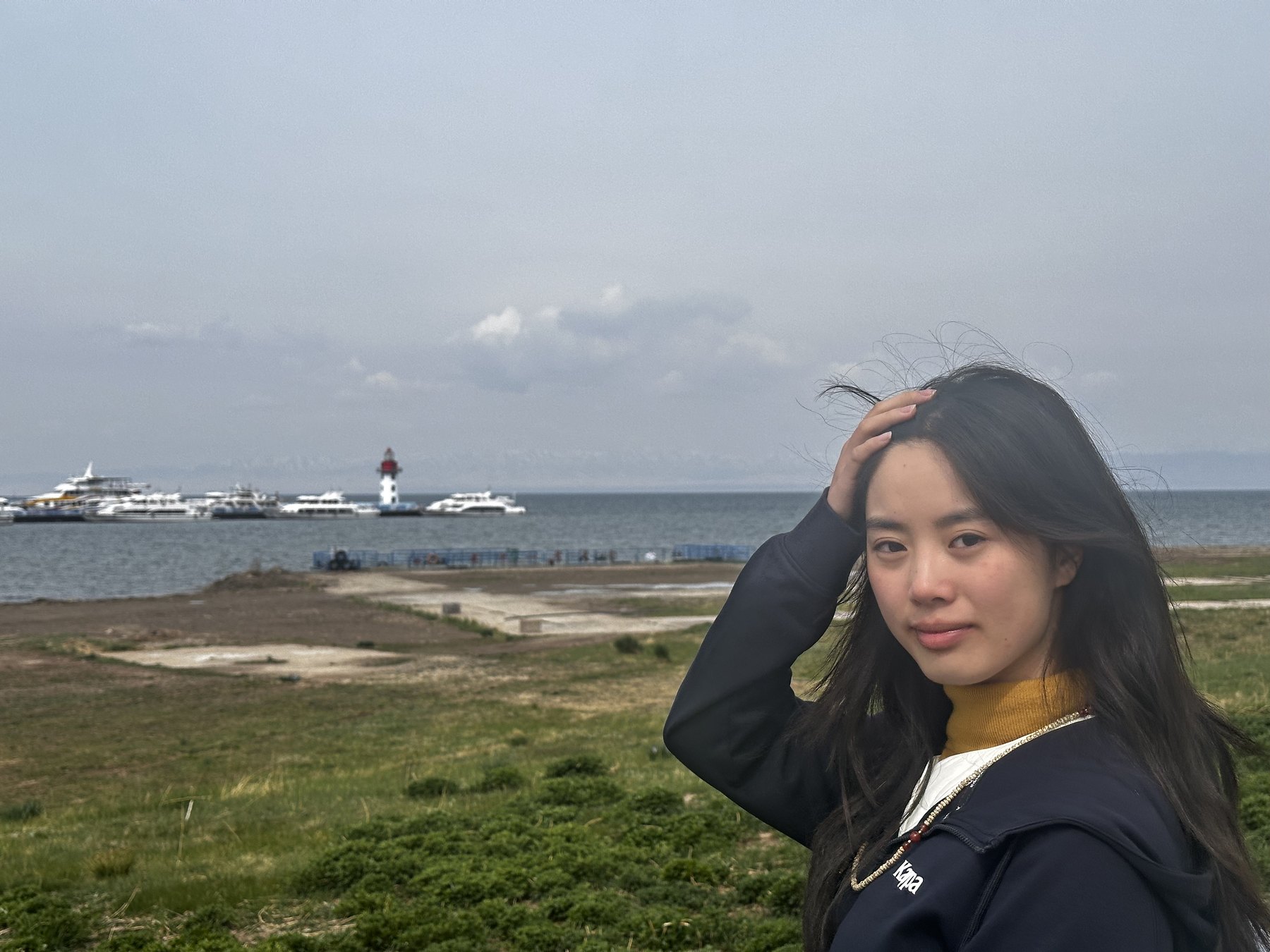 许琬苓站在青海湖边