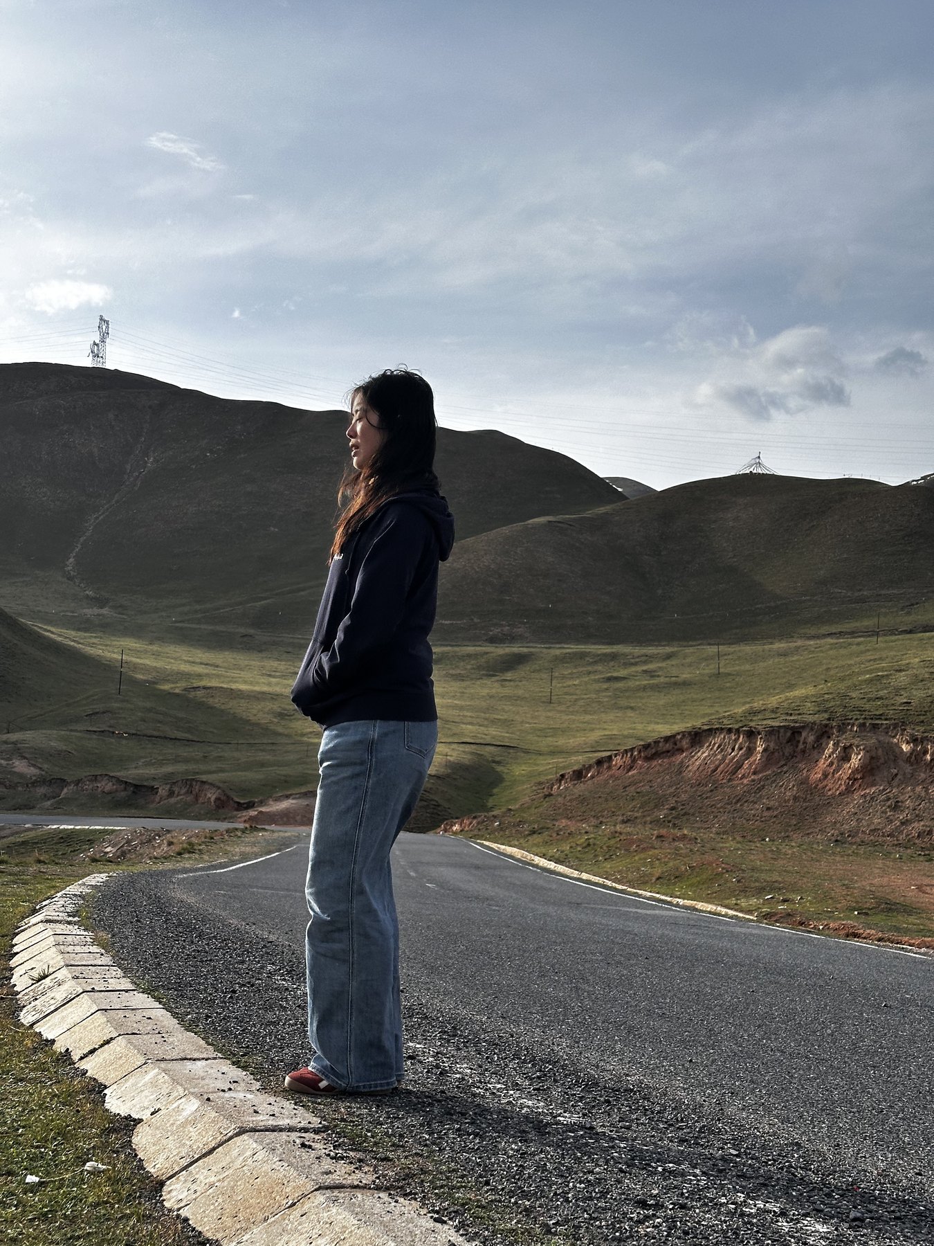 许琬苓站在西宁路边山坡前