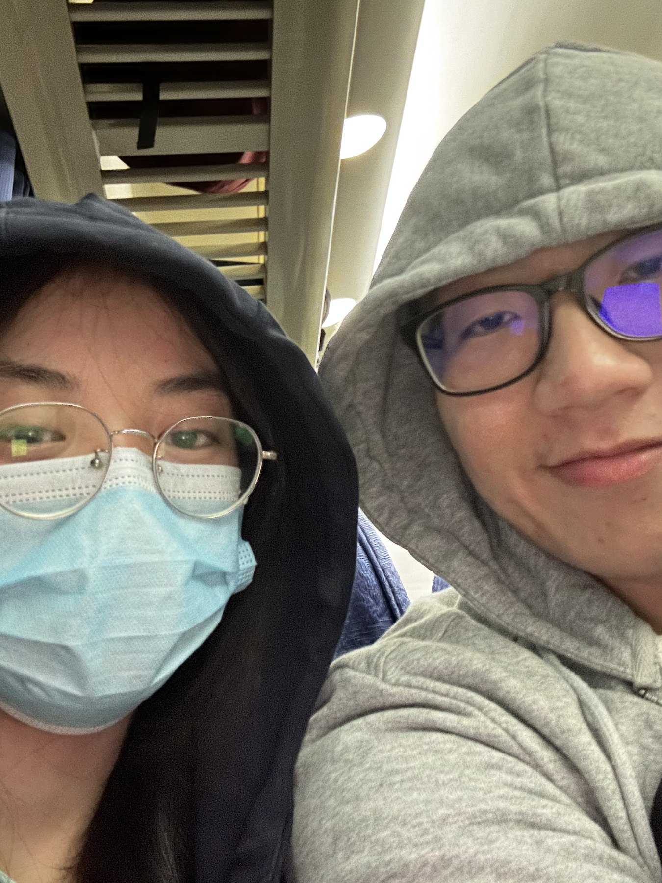 张桐宇和许琬苓在开往兰州的绿皮火车上自拍