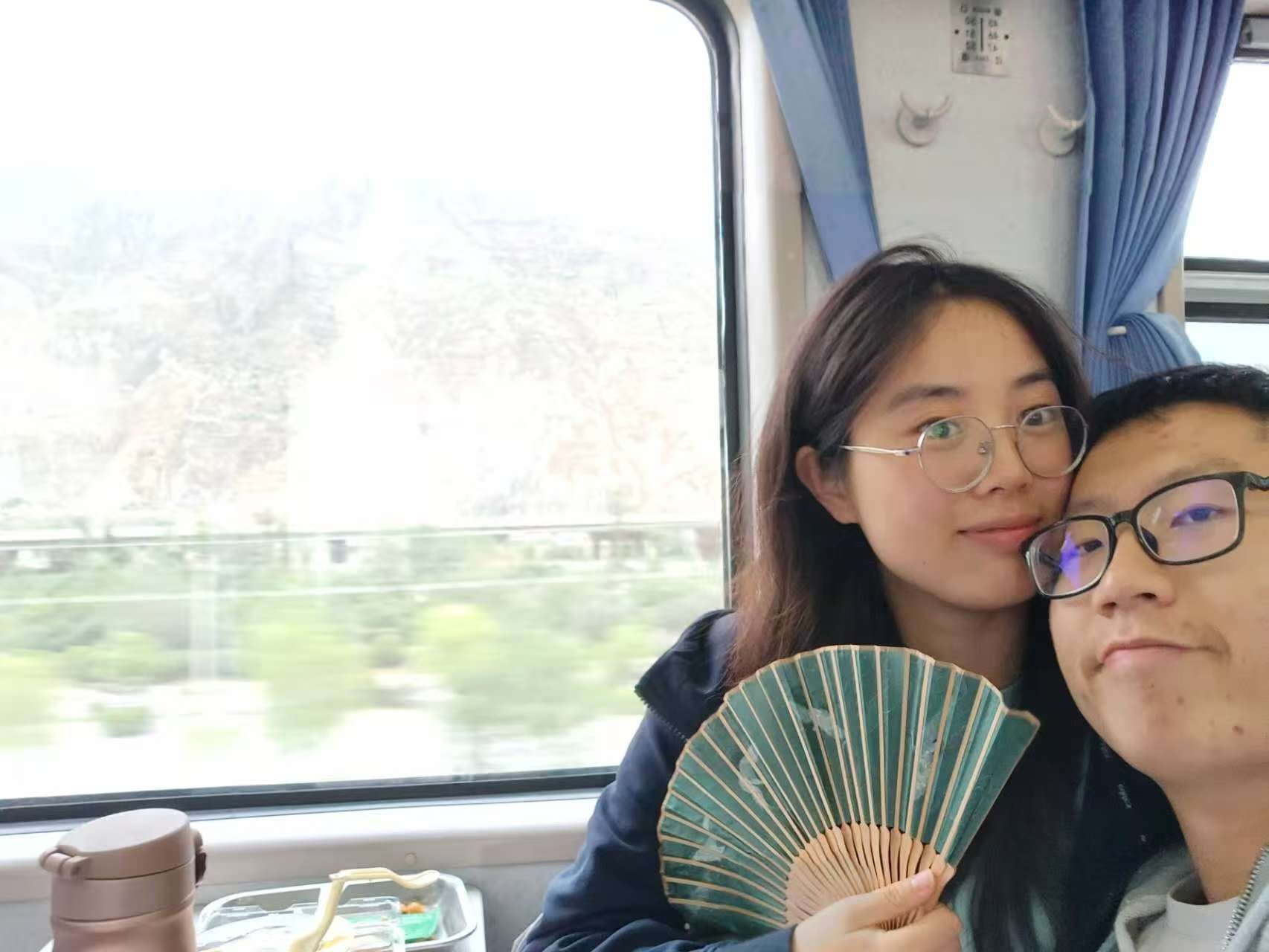 张桐宇和许琬苓坐在开往西宁的绿皮火车上