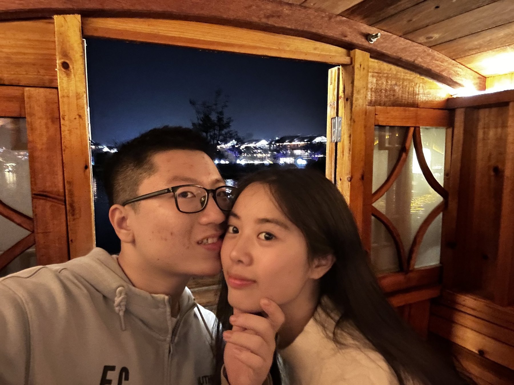 张桐宇和许琬苓在宜宾李庄船上的自拍