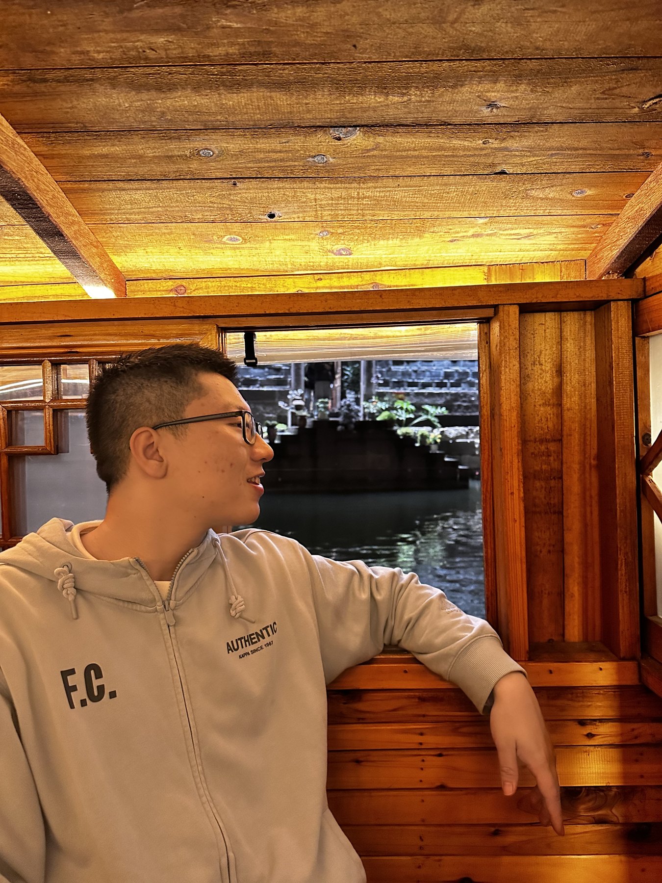 张桐宇坐在宜宾李庄木船窗边