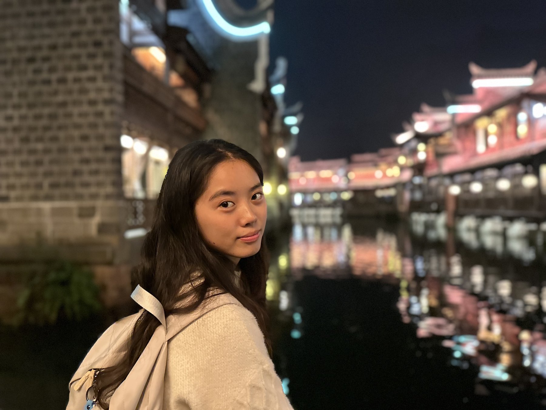 许琬苓在宜宾李庄夜景前回头看镜头